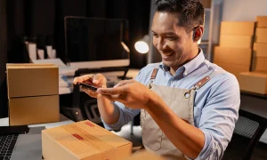 Urbano-emprendedor-prepara-paquete-envio